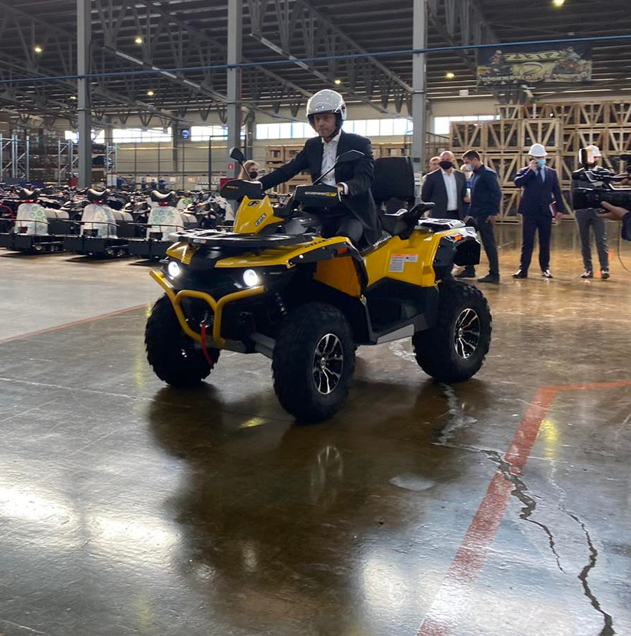 Денис Мантуров прокатился на сошедшей с конвейера технике жуковского завода