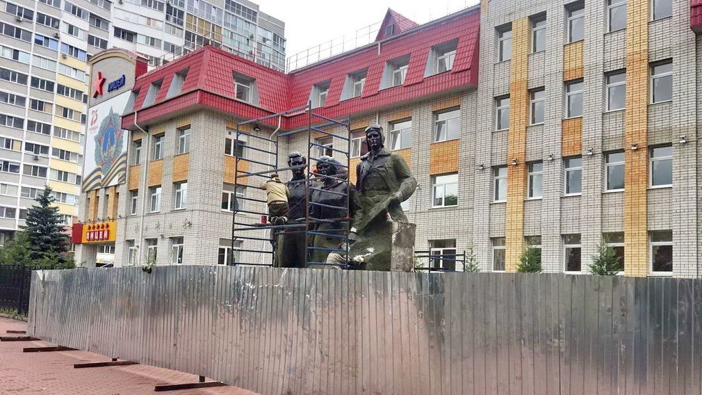 В Фокинском районе Брянска завершается реставрация памятника Трем героям