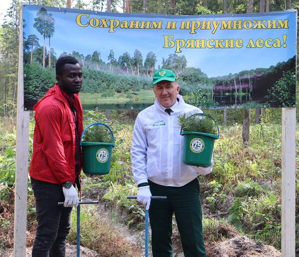 В Брянской области в эко-акции приняли участие студенты из Африки