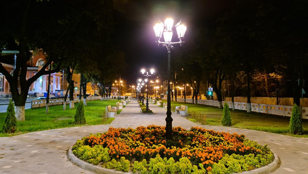 В Брянске на привокзальной площади в сквере включили новые фонари