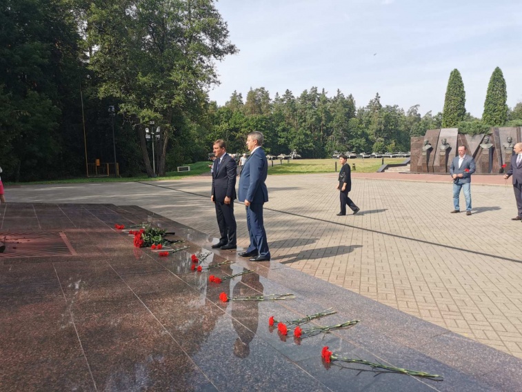 Андрей Турчак оставил благодарственную запись в книге отзывов в музее Партизанской поляне
