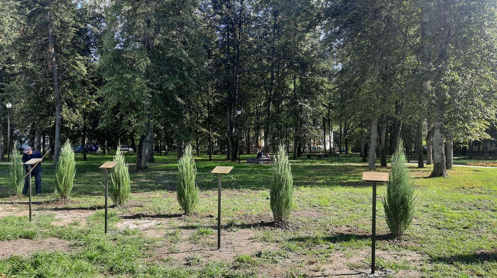 В Белых Берегах завершаются работы по благоустройству Аллеи Славы и Памяти