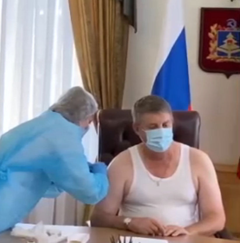 Брянский губернатор Александр Богомаз на своем примере призывает всех привиться от гриппа