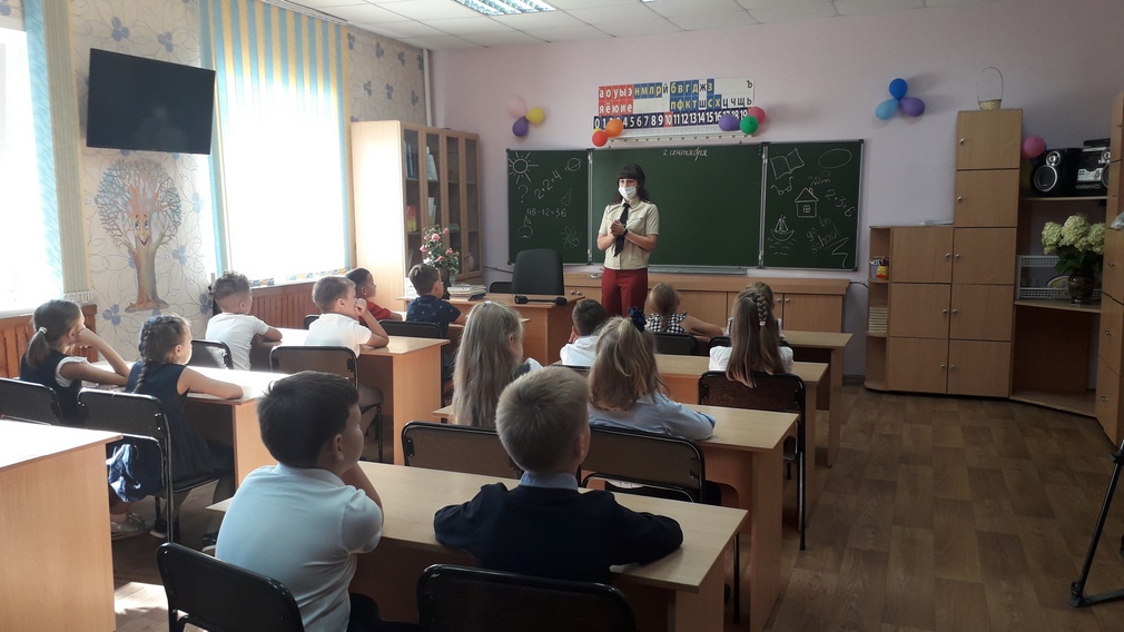 В брянской начальной школе № 1 сотрудники Роспотребнадзора посвятили открытый урок Дню здоровья