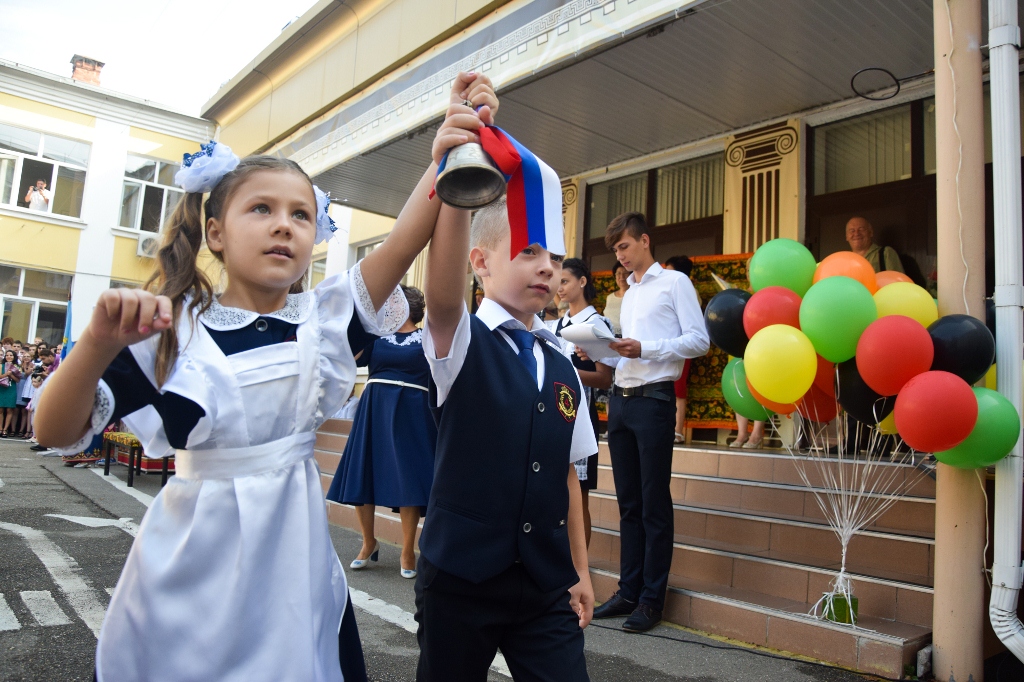 Брянских школьников, студентов, учителей и преподавателей поздравили с Днем знаний