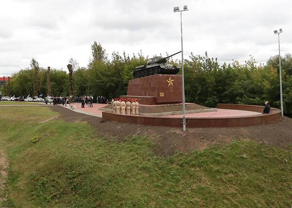 В Брянске открыли обновленный памятник-танк Т-34