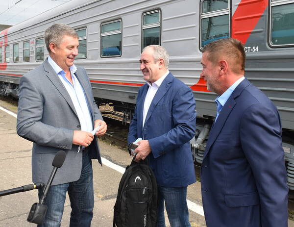   С губернатором Брянской области  Александром Богомазом  сыграть в хоккей приехал Сергей Неверов