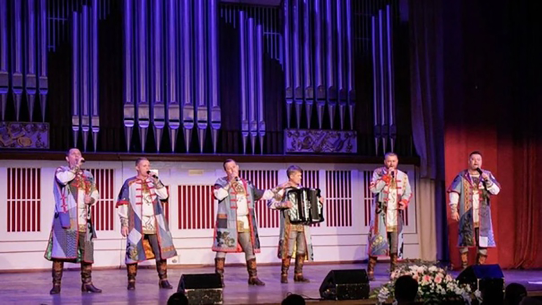 Солисты брянского ансамбля «Ватага» поздравили жителей Донецка с Днем шахтера