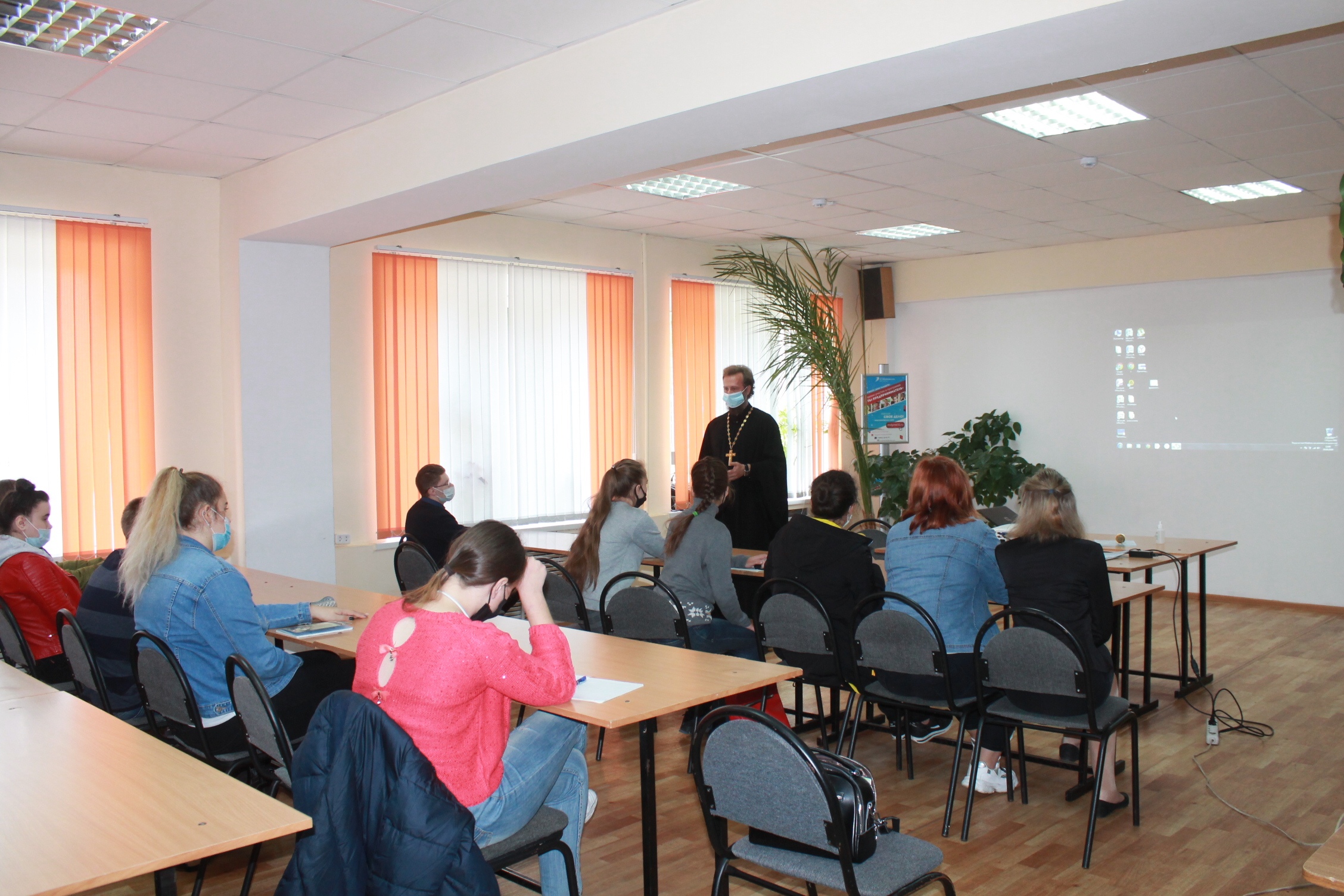 Благочинный Владимир Сафронов встретился с карачевскими студентами