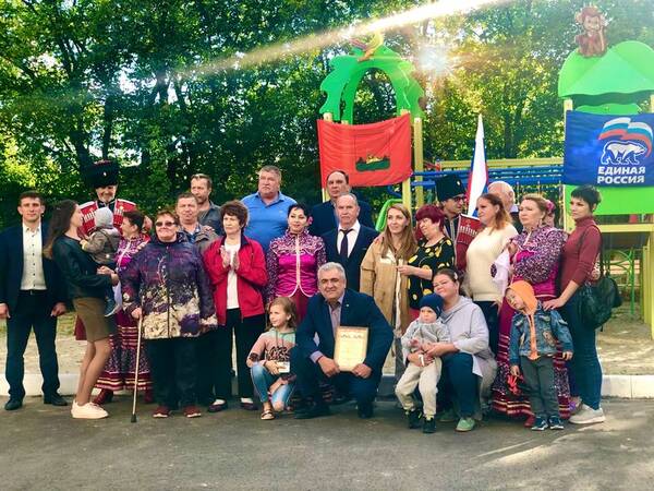 В Брянске торжественно открыли благоустроенный двор по улице Дзержинского