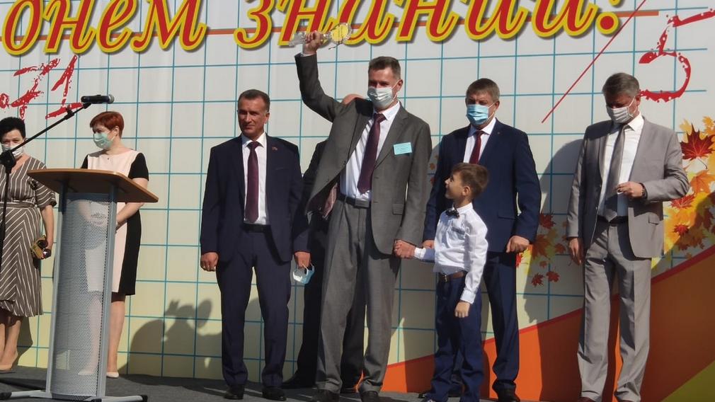 В новой брянской школе №71 прошла первая торжественная линейка