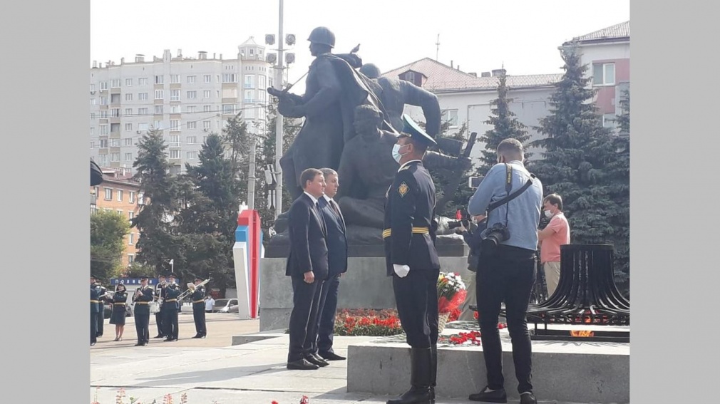 Андрей Турчак и Александр Богомаз почтили память героев войны на Площади партизан
