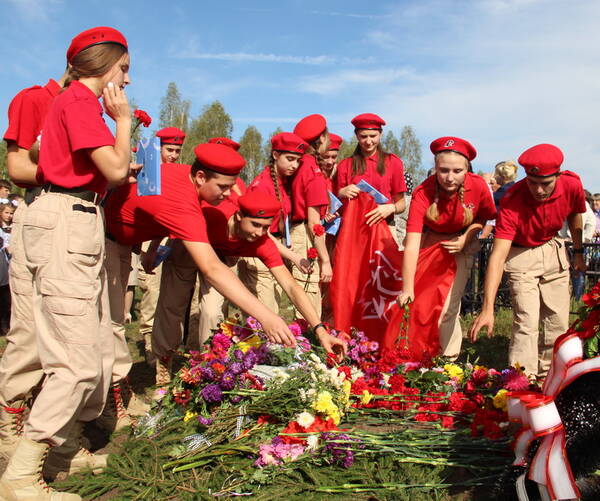 В Брасовском поселке Погребы прошло перезахоронение останков советских воинов