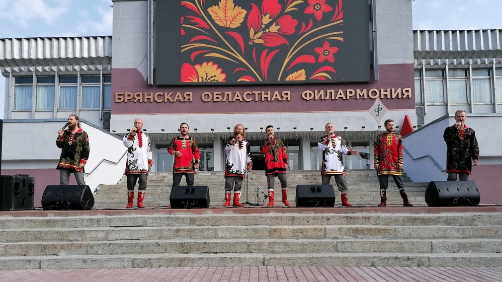 Брянский ансамбль «Бабкины внуки» выступил  на турнире по рыбной ловле