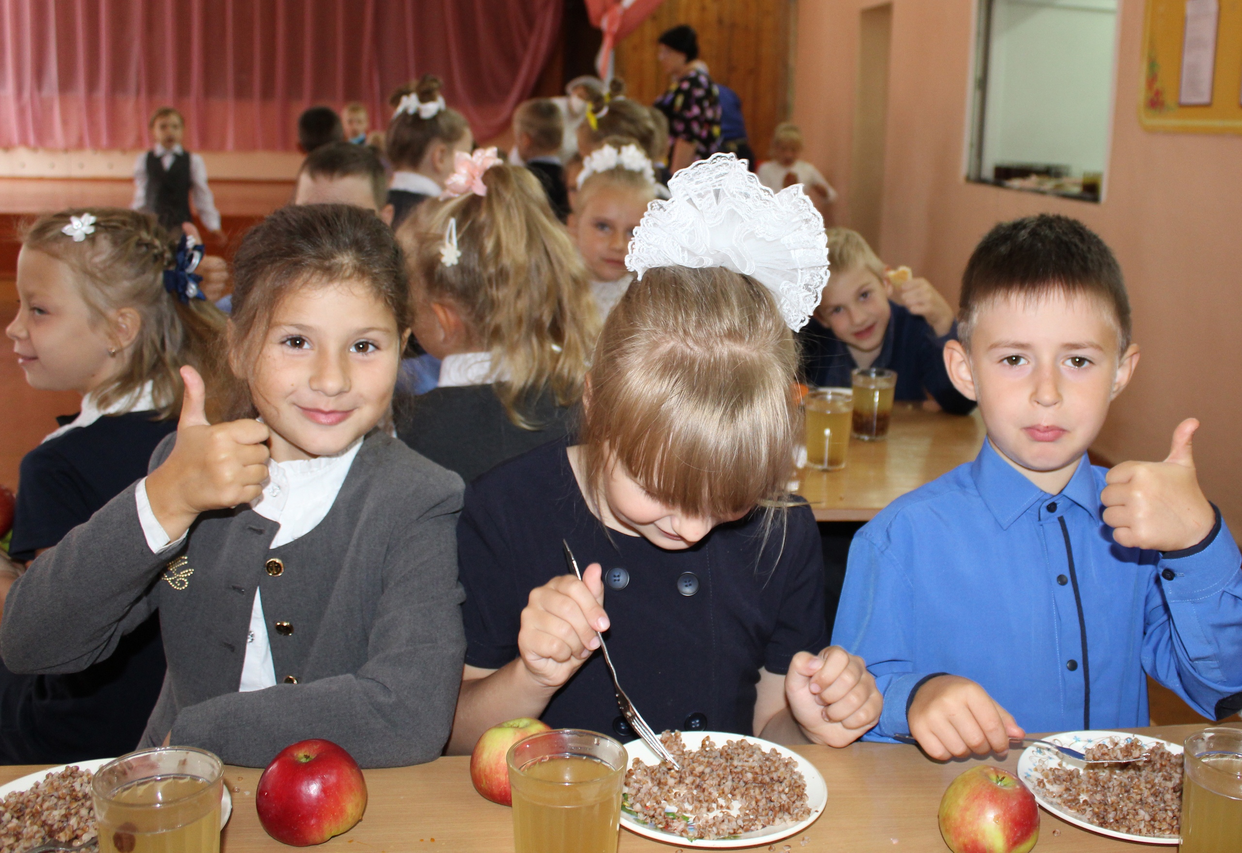 Горячие завтраки в школах