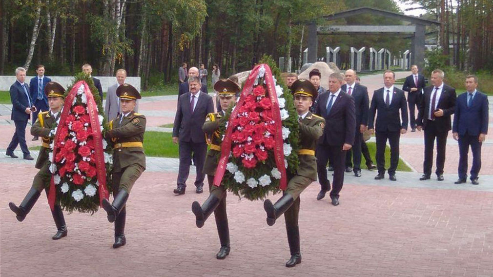 Брянский губернатор почтил память погибших от рук фашистов мирных жителей белорусской деревни Ола