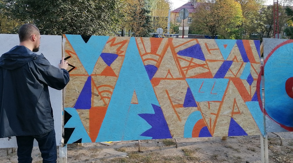 Пробует себя в современном искусстве молодёжь  Брянска