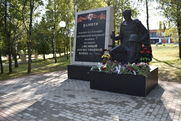 Реконструированный монумент памяти рабочих-мебельщиков открыли в брянской Клетне