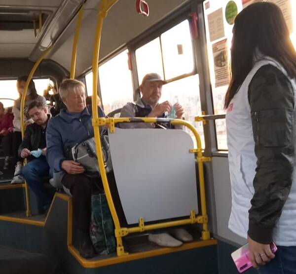 В Брянске волонтеры сняли призыв носить маски в автобусах на видео