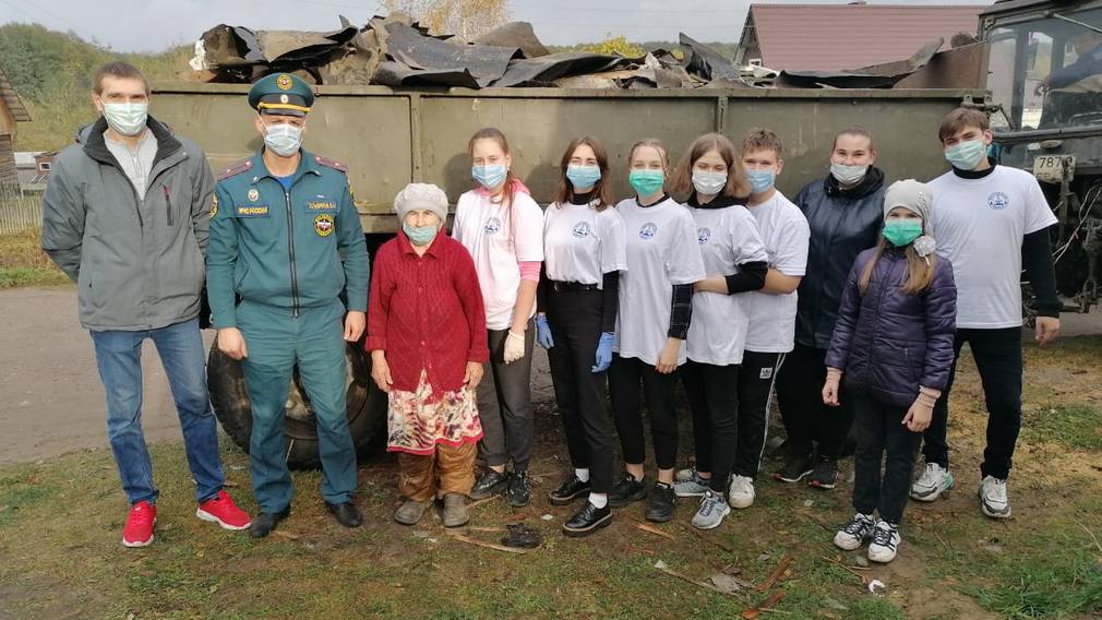 Юные добровольцы из Дятьково провели субботник у ветерана