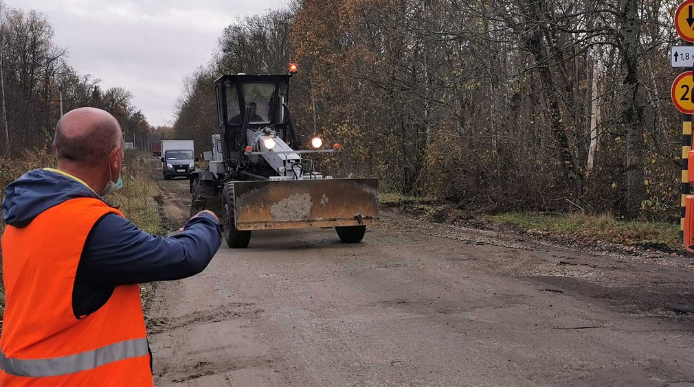 Под Брянском продолжается ремонт дороги в направлении Белых Берегов