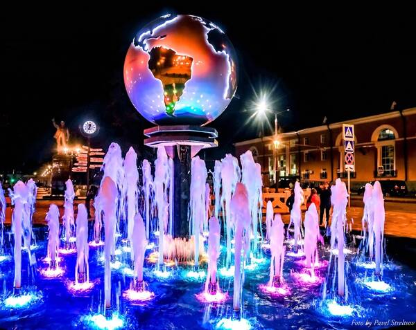 В Брянске на привокзальной площади запустили новый фонтан