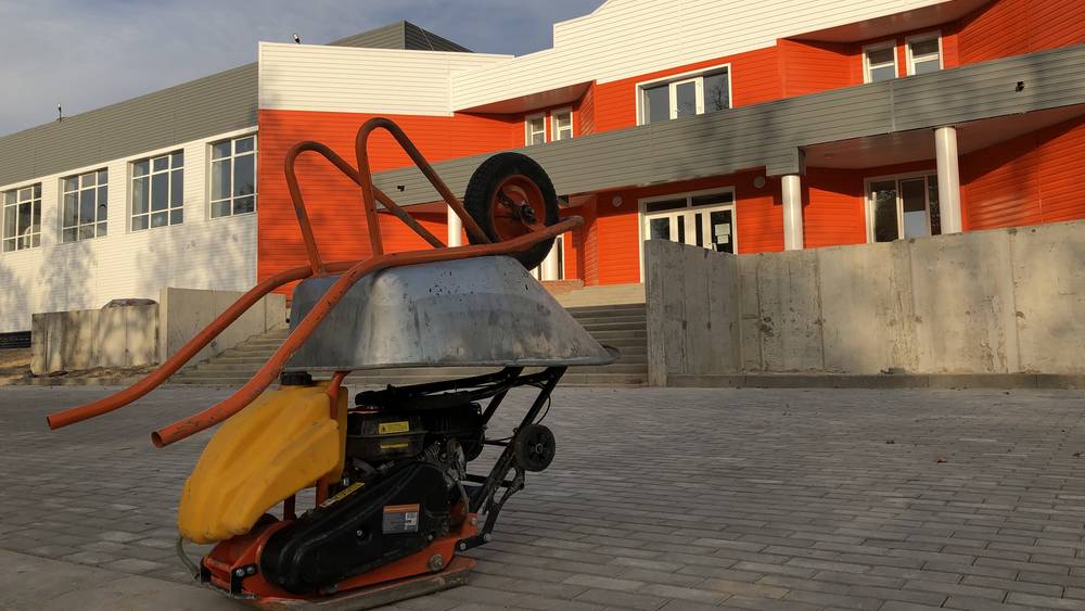 В брянской Жуковке благоустраивают территорию возле нового СОКа