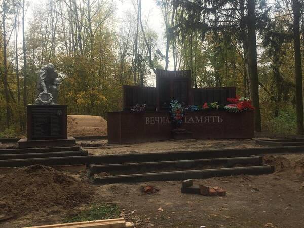 В погарском селе Городище завершается благоустройство прилегающей к памятникам территории