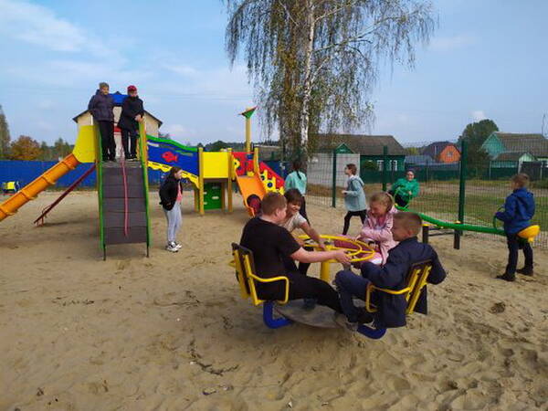 В брянском Сельцо открылись две современные детские площадки