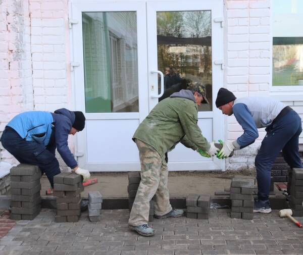 В Трубчевскской школе №2 обустраивают дворовую территорию