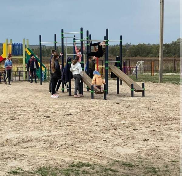 Депутат Брянской облдумы Роман Мимонов помог установить спортплощадку в карачевской деревне