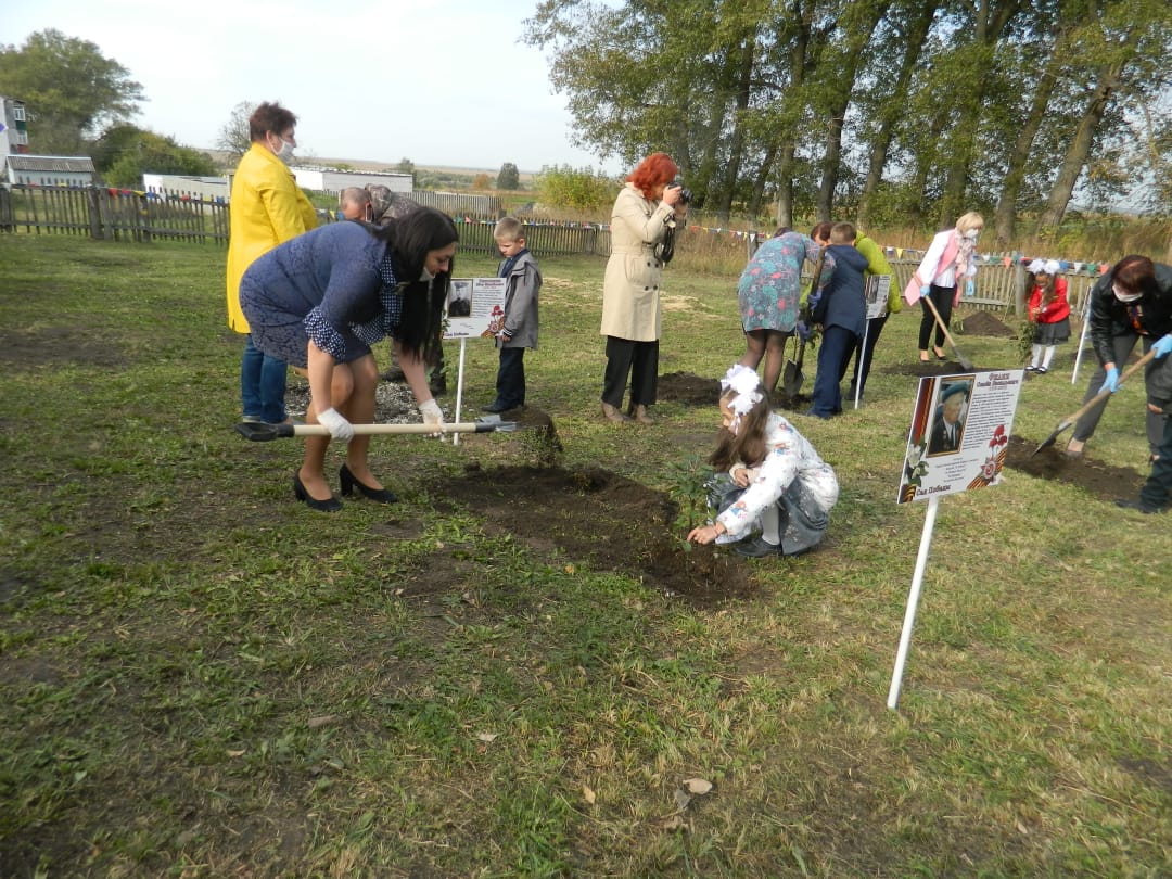 Учителя и ученики Вельяминовской школы посадили «Сад Победы»