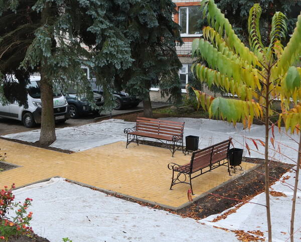 В Брянске возле ДК ВОС благоустроили сквер