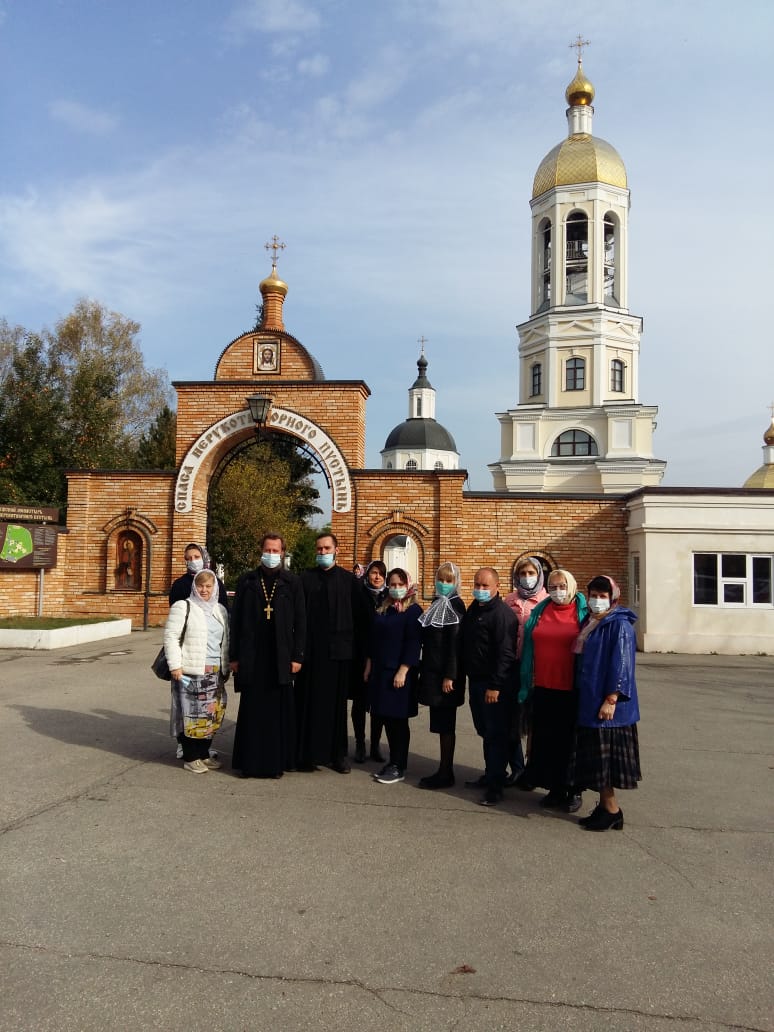 Благочинный Карачевского церковного округа вместе с группой педагогов посетил святыни Калужской земл