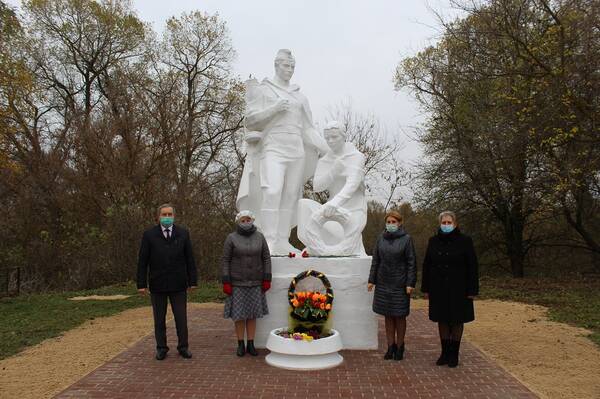 В суземском селе Полевые Новоселки открыли обновленный мемориал погибшим воинам