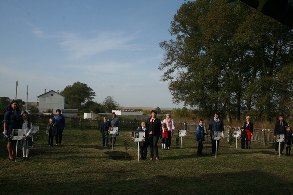 Сегодня на территории карачевской школы прошла акция «Сад Памяти»