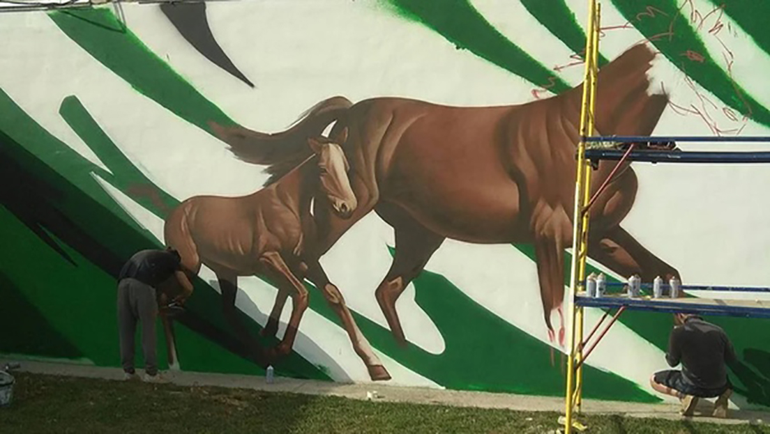 Тульские художники начали расписывать стену конного завода в брянском Локте