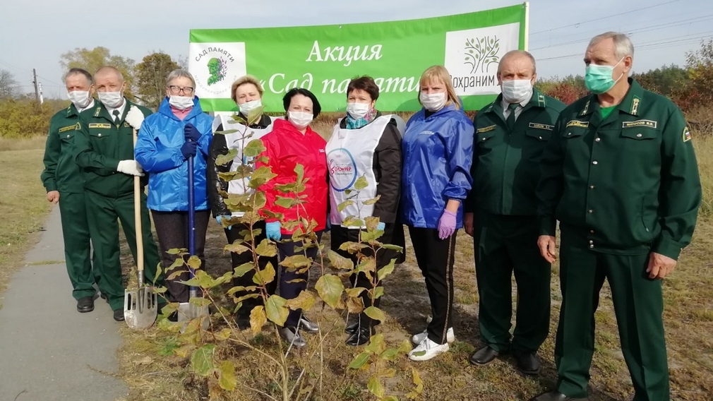 Суземские добровольцы пополнили «Сад памяти» саженцами грецкого ореха