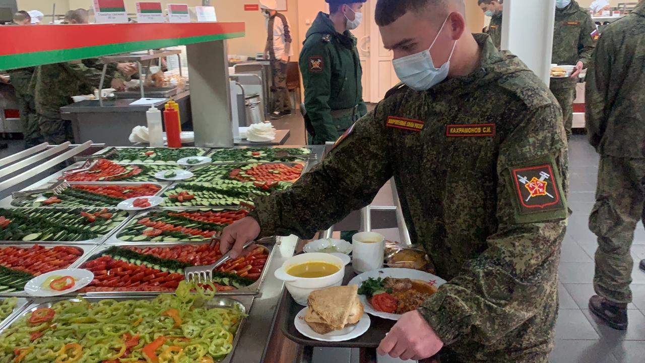 Говядиной по-кремлевски, драниками, расстегаями и другими блюдами военные повара ЗВО поздравили сослуживцев