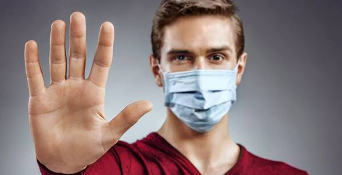 В Брянскую «Пятерочку» контролер не впускает клиентов без маски