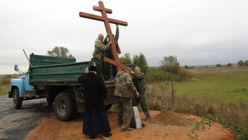 На выезде из Мглина воздвигли Поклонный крест