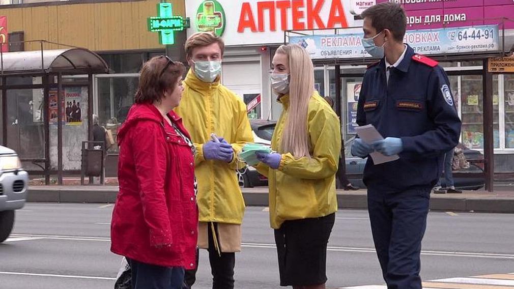 Брянские волонтеры в общественном транспорте следят за соблюдением масочного режима