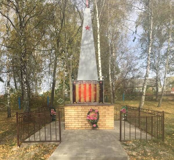 В комаричском селе Аркино открыли обновленный Памятник советским воинам-землякам