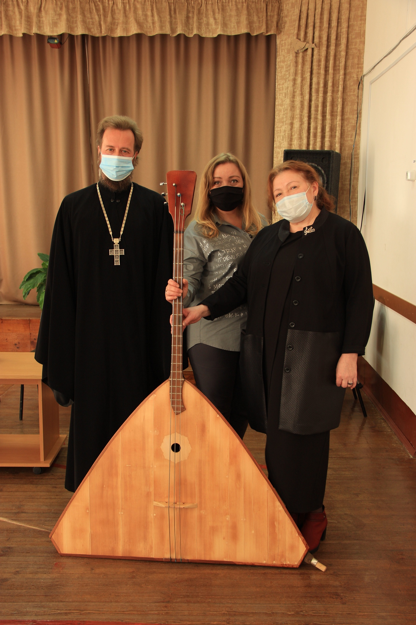 В дар дому детского творчества благочинный Карачевского церковного округа передал балалайку-бас