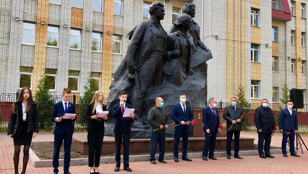 В Брянском лицее №27 открыли реконструированный памятник Трём Героям