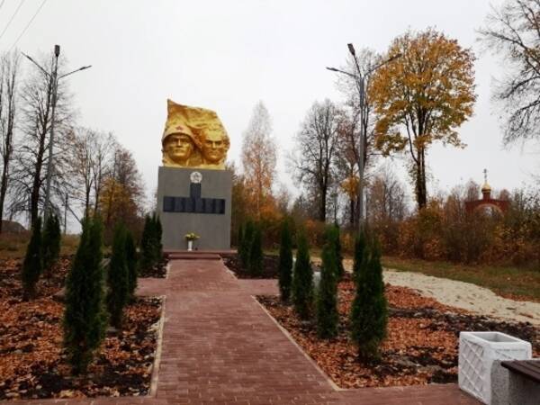 Памятник  жителям, погибшим во время войны, под Дятьковом восстановили