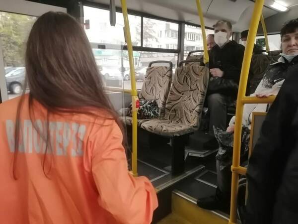 Брянские волонтеры напоминают пассажирам в общественном транспорте о масках