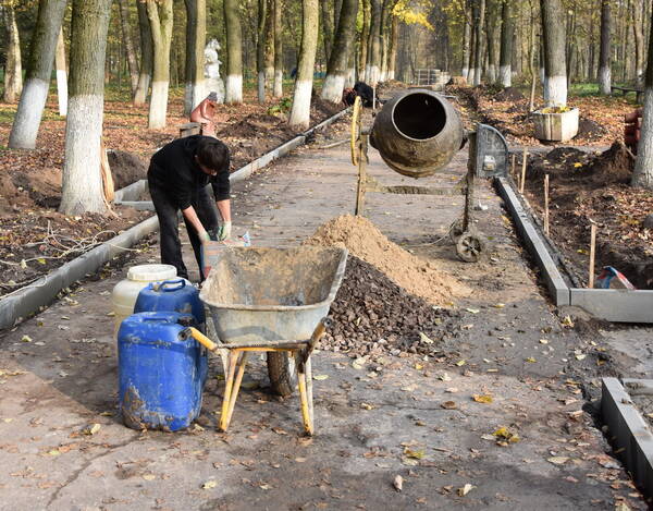 В Мглине продолжается реконструкция парка культуры и отдыха за 5 млн рублей