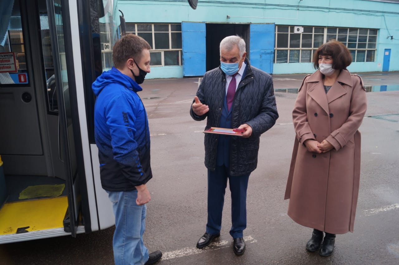 Сотрудников брянских автопредприятий наградили грамотами губернатора