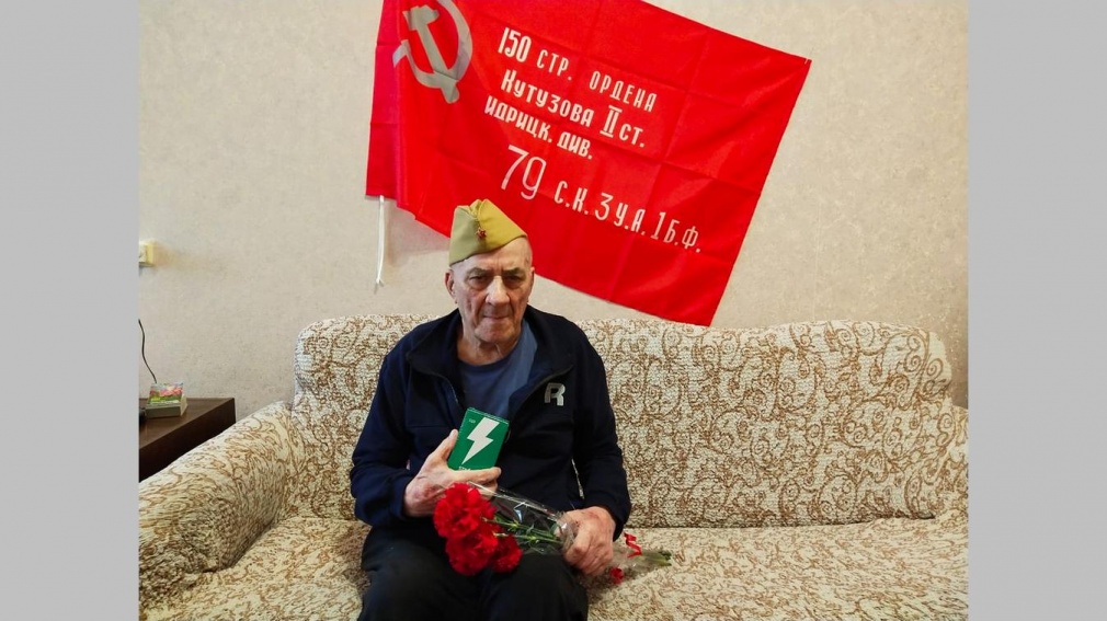 Брянские активисты в рамках проекта «Историческая память» вручили ветеранам 500 мобильных телефонов